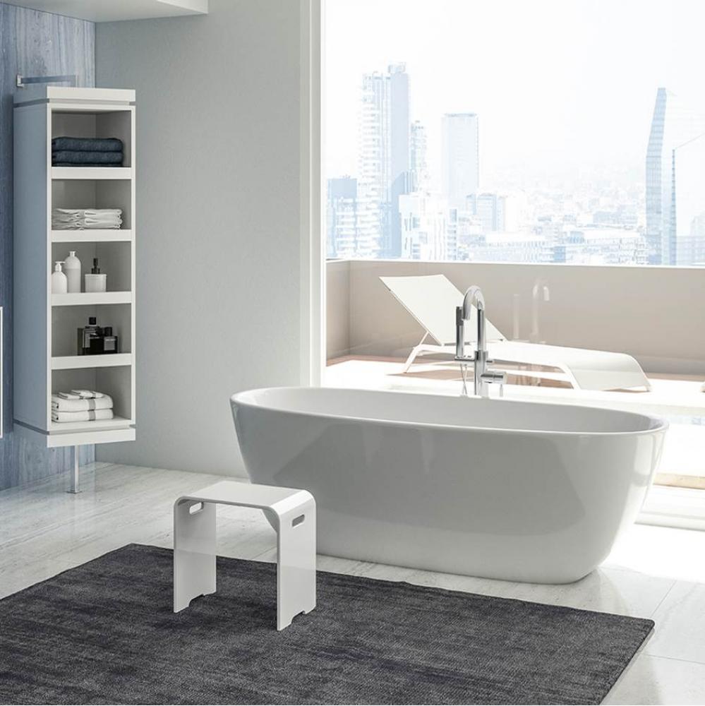 Free-standing soaking bathtub