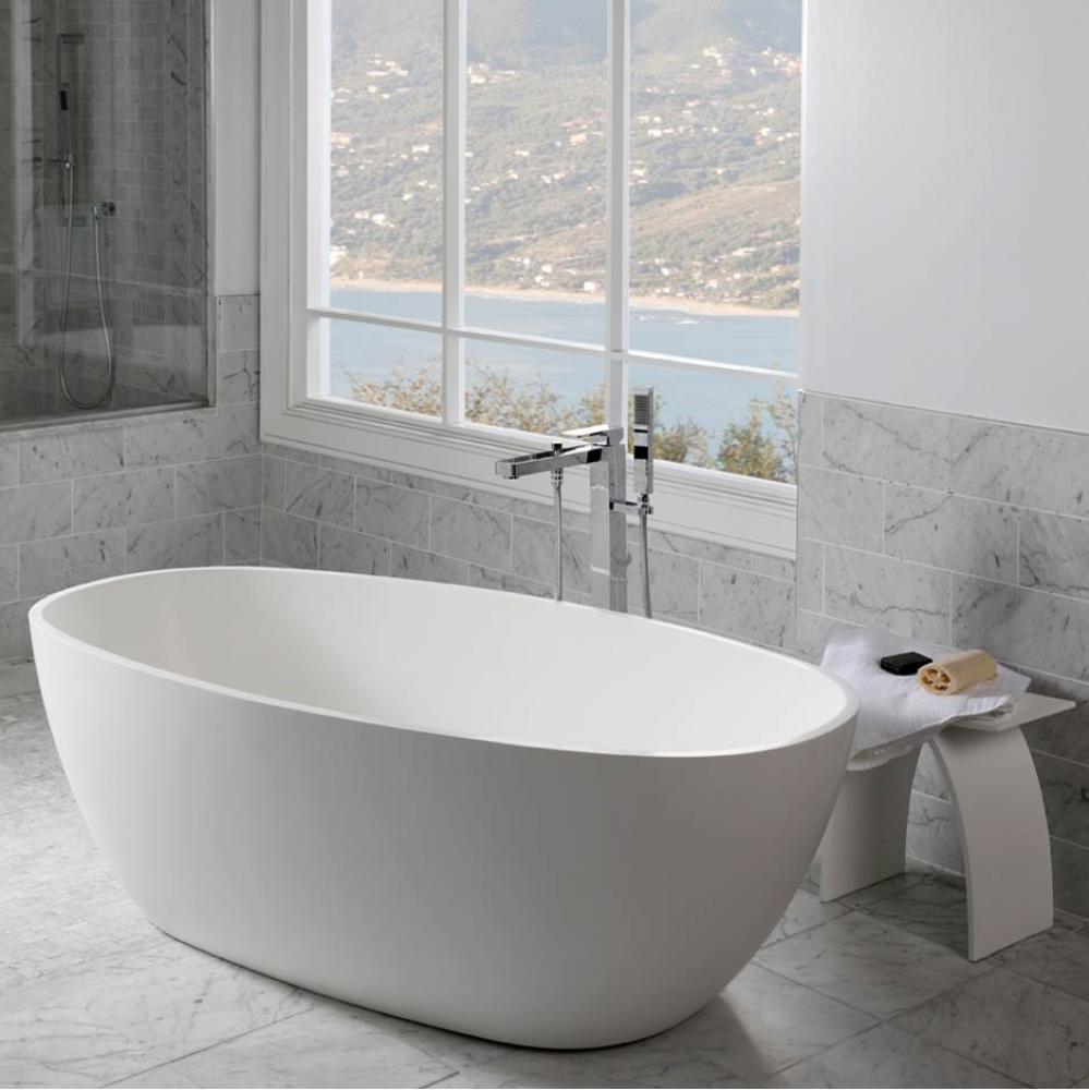 Free-standing soaking bathtub